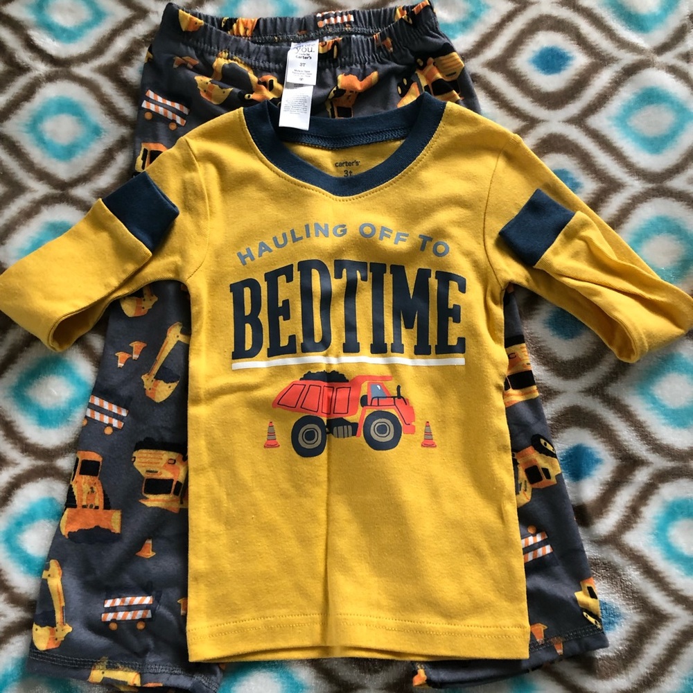 Carter’s 3T construction pajama set. Like new.